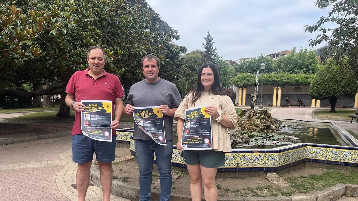 Alejandro Vega, Pablo Cayado y Violeta Fernández con los carteles.