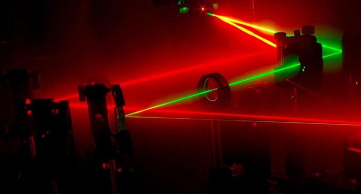 Estructura del ábaco cuántico. El patrón específico de la red de cristal líquido fotónico crea puntos cuánticos ópticos en una trampa de luz cuyos niveles de energía corresponden a los números primos.