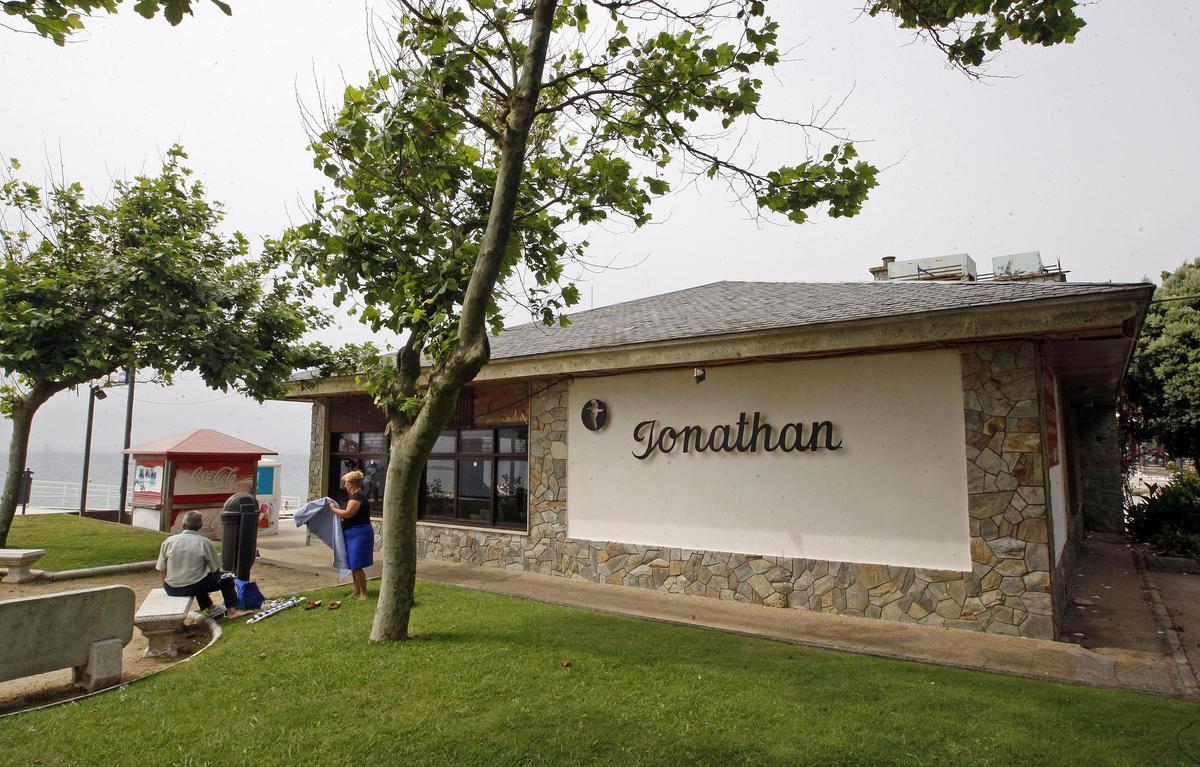 La cafetería Jonathan en 2013, junto a la playa Samil, uno de los locales de hostelería que fueron eliminados