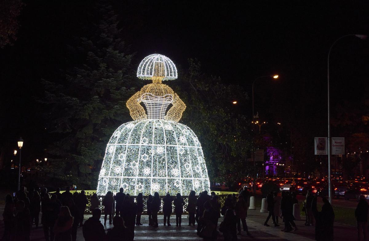 Una menina gigante se eleva al lado del Círculo de Bellas Artes