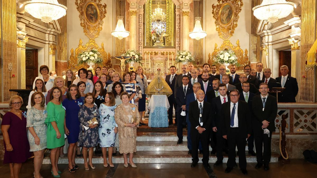 Imagen de grupo de los nuevos miembros de la Real Cofradía junto a sus compañeros de la junta de gobierno.