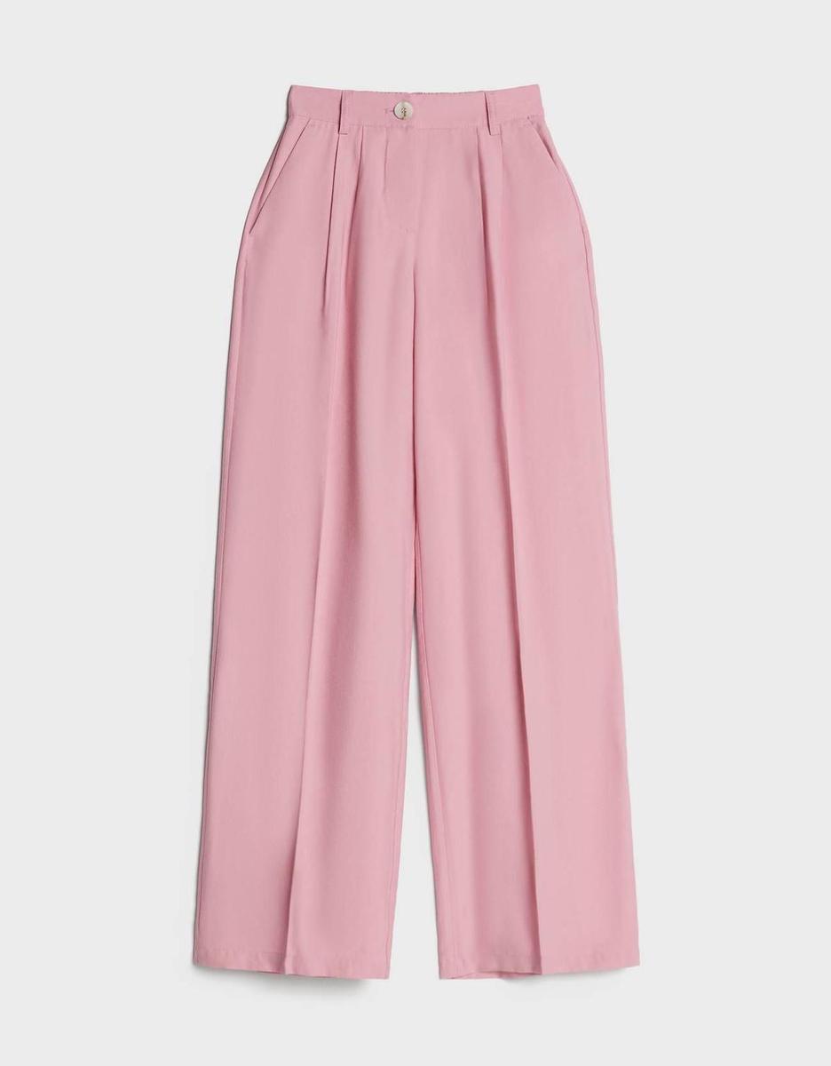 Pantalón de pinzas ancho en color rosa, de Bershka