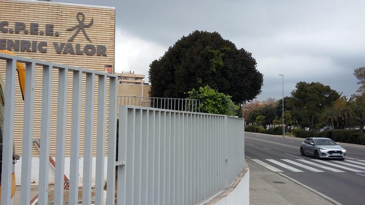 El colegio Enric Valor, al lado del parque de Joan Fuster.