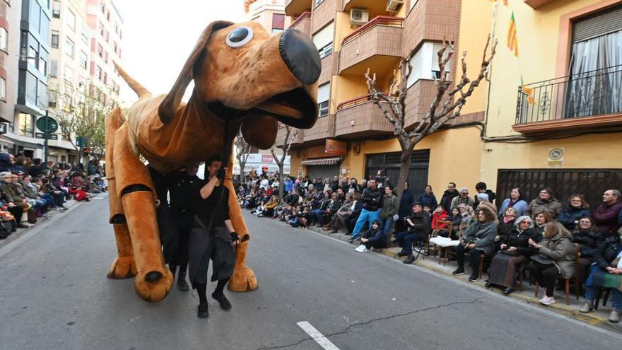Las calles del centro de Castelló se llenaron para seguir el Desfile Internacional de Animación