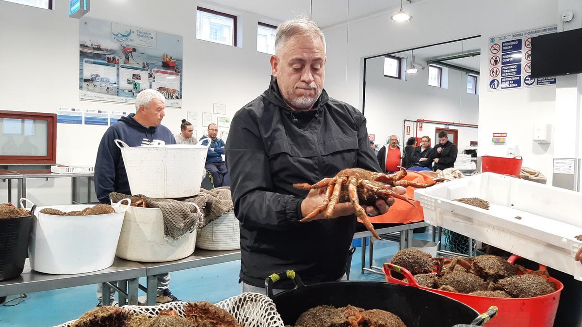 Andrés Ferreira, de Marisquea, que fue quien realizó la primera parada en la subasta de Cangas.