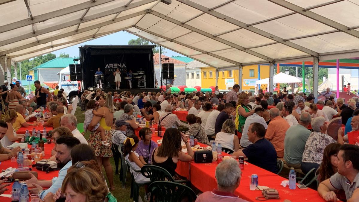 Vista de la carpa, ayer, durante la degustación en Fornelos de Montes. 