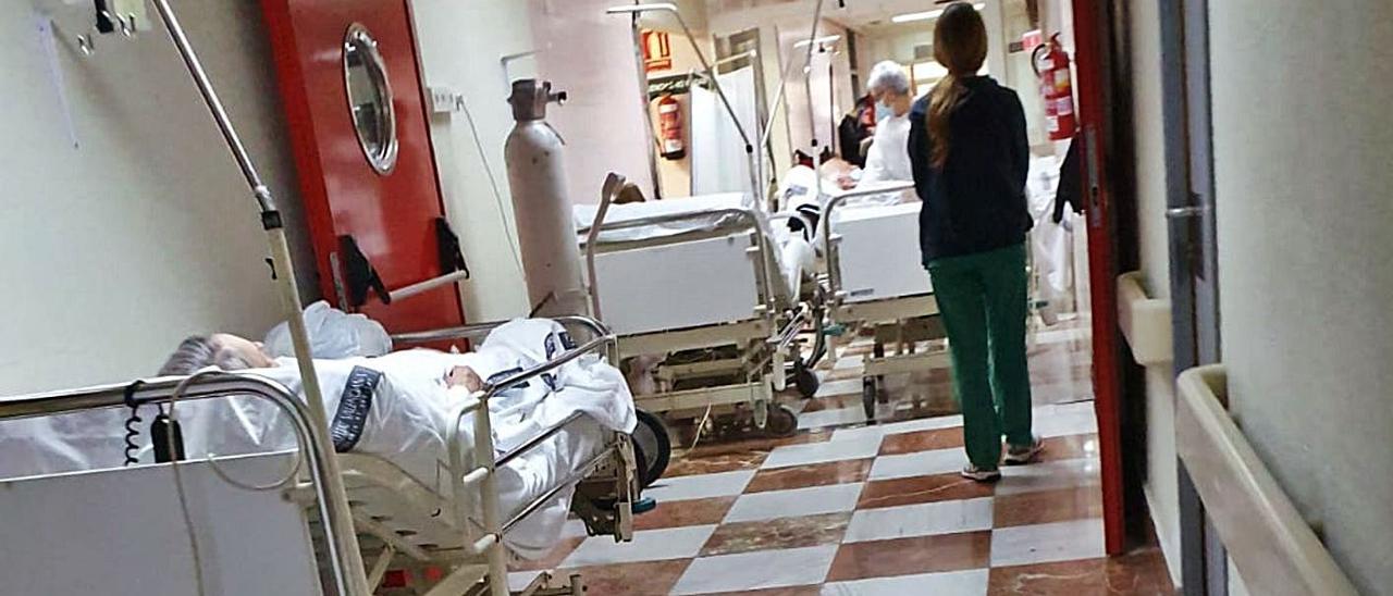 Camas para pacientes covid improvisadas en el lucernario del Hospital de Sant Joan. |