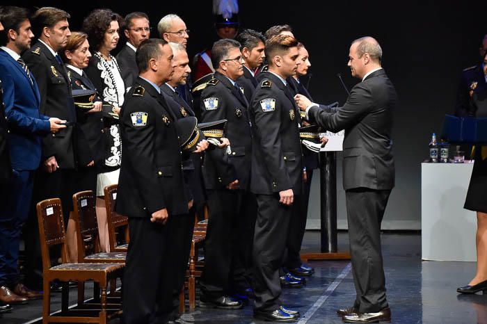 Entrega de Honores y distinciones por el día de ...