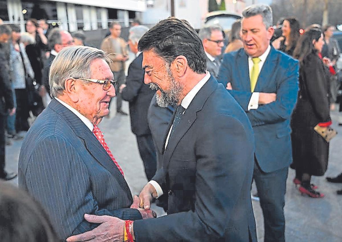 Pepe Andújar, presidente de la Comunidad de Regantes Margen Derecha del Río Segura saluda al alcalde de Alicante, Luis Barcala, con el vicepresidente del Consell Vicente Martínez Mus, al fondo.