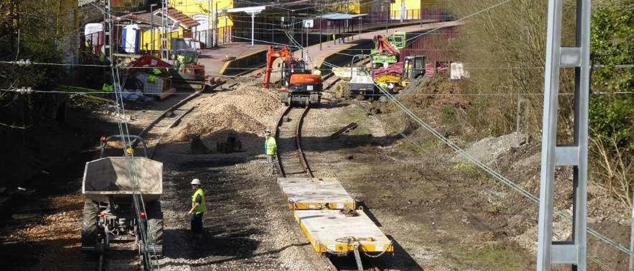 Obras del saneamiento de Carbayín en la parte de las vías del tren.