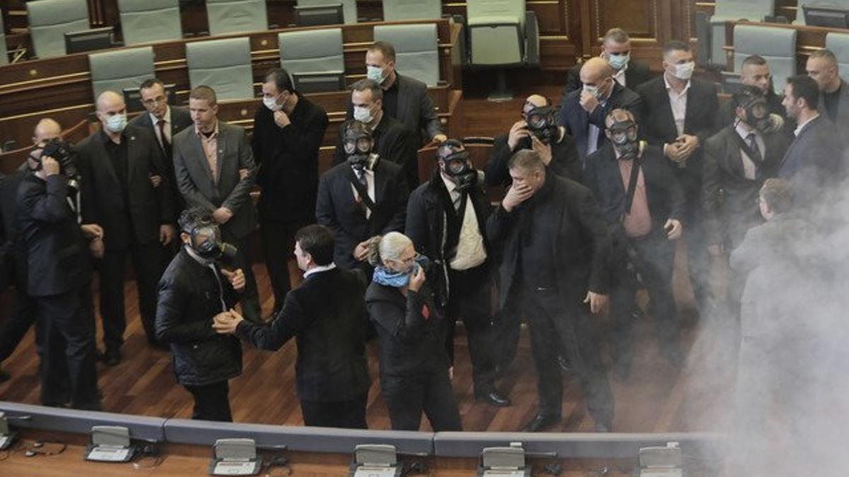 Tres diputados arrestados en Kosovo por lanzar gases lacrimógenos