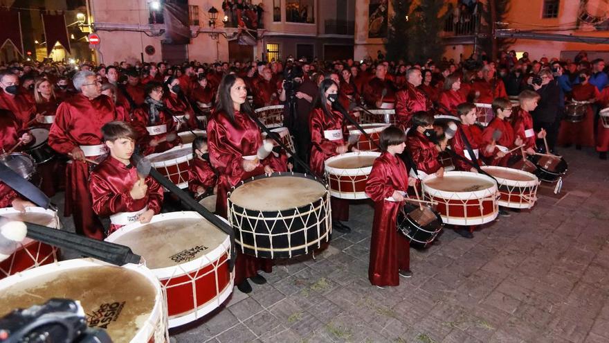 300 tambores rompen el silencio del Viernes Santo en Almassora