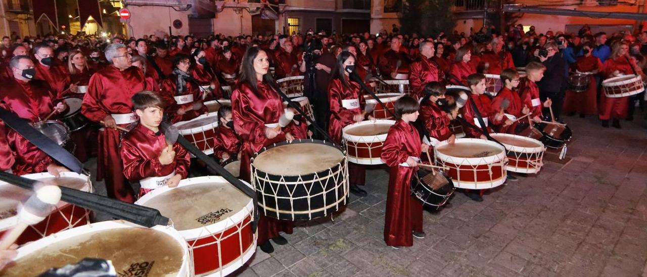 En torno a 300 personas participaron activamente con sus tambores y bombos en la Rompida de Almassora.