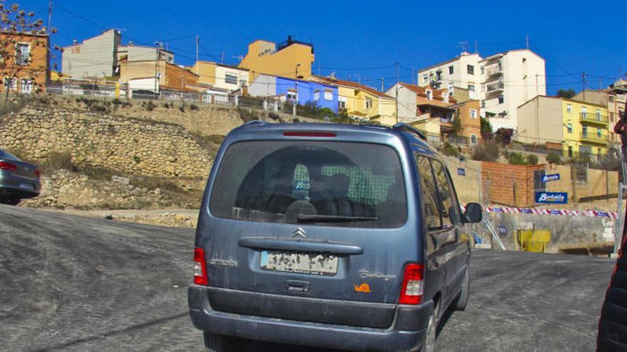 Primeros vehículos pasando por el vial restaurado