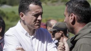 El conseller Òscar Ordeig parlant amb tècnics forestals