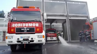 Trasladadas tres personas por inhalación de humo tras incendiarse una cocina en Bergondo