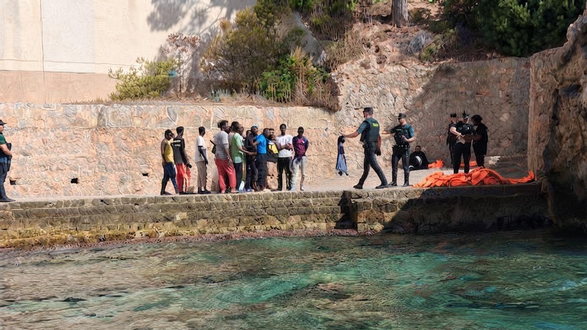 CRISIS MIGRATORIA | Desembarcan 33 migrantes subsaharianos en Mallorca e interceptan a otros doce en Cabrera