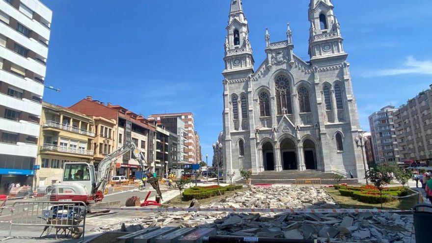 Máquinas de obra interviniendo ayer en la plaza de la iglesia. | LNE