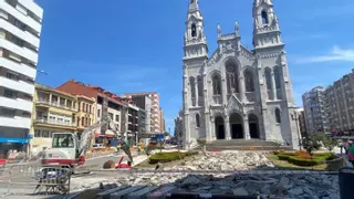 Avanzan las obras de la Merced con las máquinas en la plaza de la iglesia