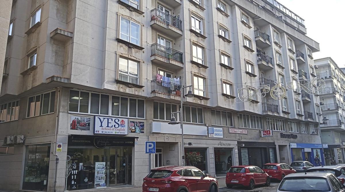 Edificio Noria 4, con bajos comerciales, con cinco plantas y bajo cubierta, donde viven alrededor de 60 familias.