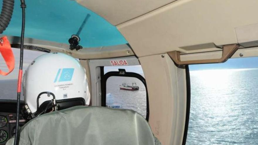 El &quot;Piscator&quot;, visto desde el helicóptero de la Prefectura Naval Argentina, en su viaje hacia Puerto Madryn.