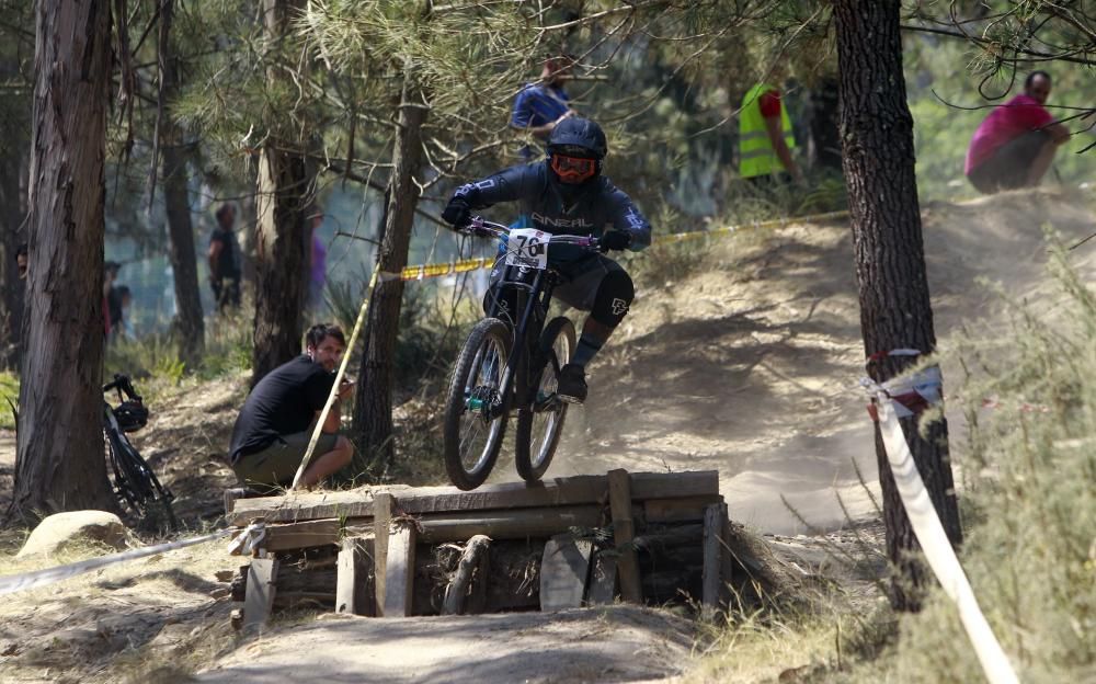 Ángel Suárez firma la bajada perfecta en la exigente bajada de Fragoselo, en Coruxo