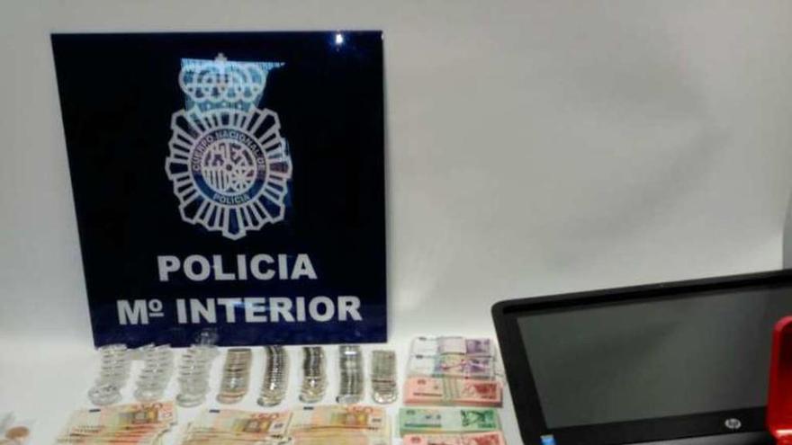 Dinero, joyas y teléfonos intervenidos en Vigo a la red. // FdV