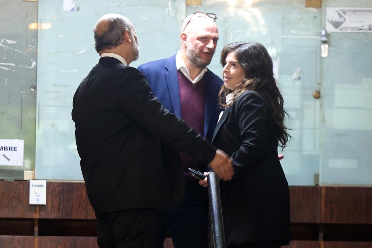 Dalma Maradona (d), hija de Diego Armando Maradona, asiste al juicio contra siete profesionales de la salud por la muerte de su padre este 15 de abril de 2025, en Buenos Aires (Argentina).