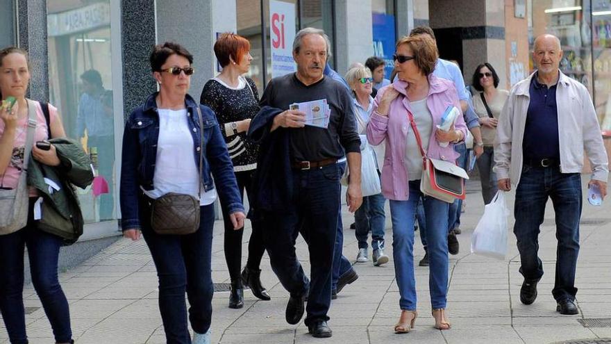 Wenceslao López, en el centro, ayer, durante su visita a La Corredoria.