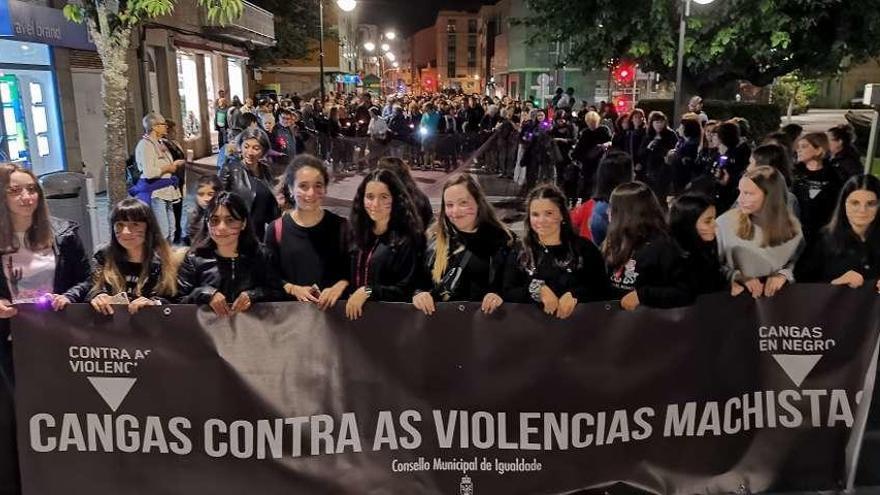 Arriba, manifestación de Cangas. Abajo, la Corporación de Bueu con el consistorio iluminado en violeta. // S.Á.