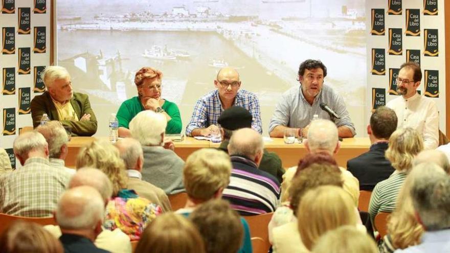 La mesa redonda sobre la Segunda Guerra Mundial se celebró en la Casa del Libro.  // R. Grobas