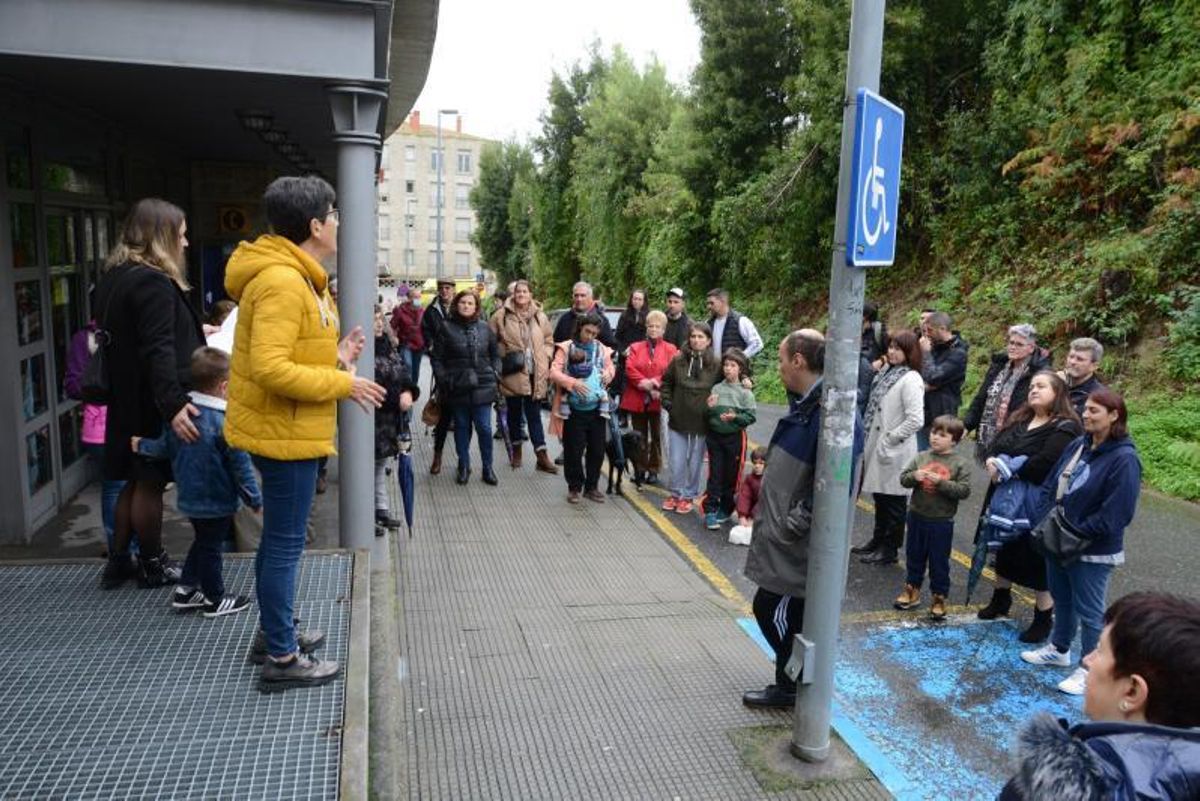 Carmen Nores se dirige a los concentrados en Cangas. | // G. NÚÑEZ