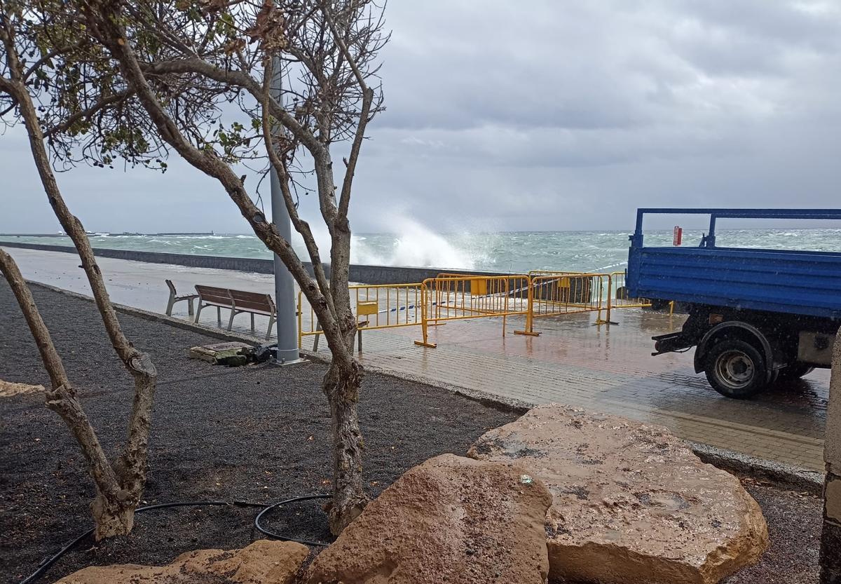 El Ayuntamiento de Arrecife ha acordonado varias zonas del paseo marítimo en el Parque Temático ante la alerta y la fuerza del oleaje