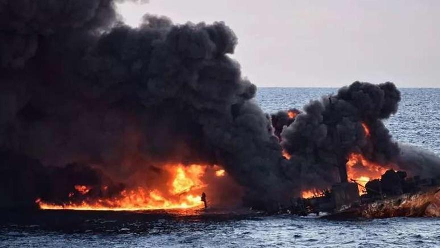 Los restos del barco, envueltos en llamas.