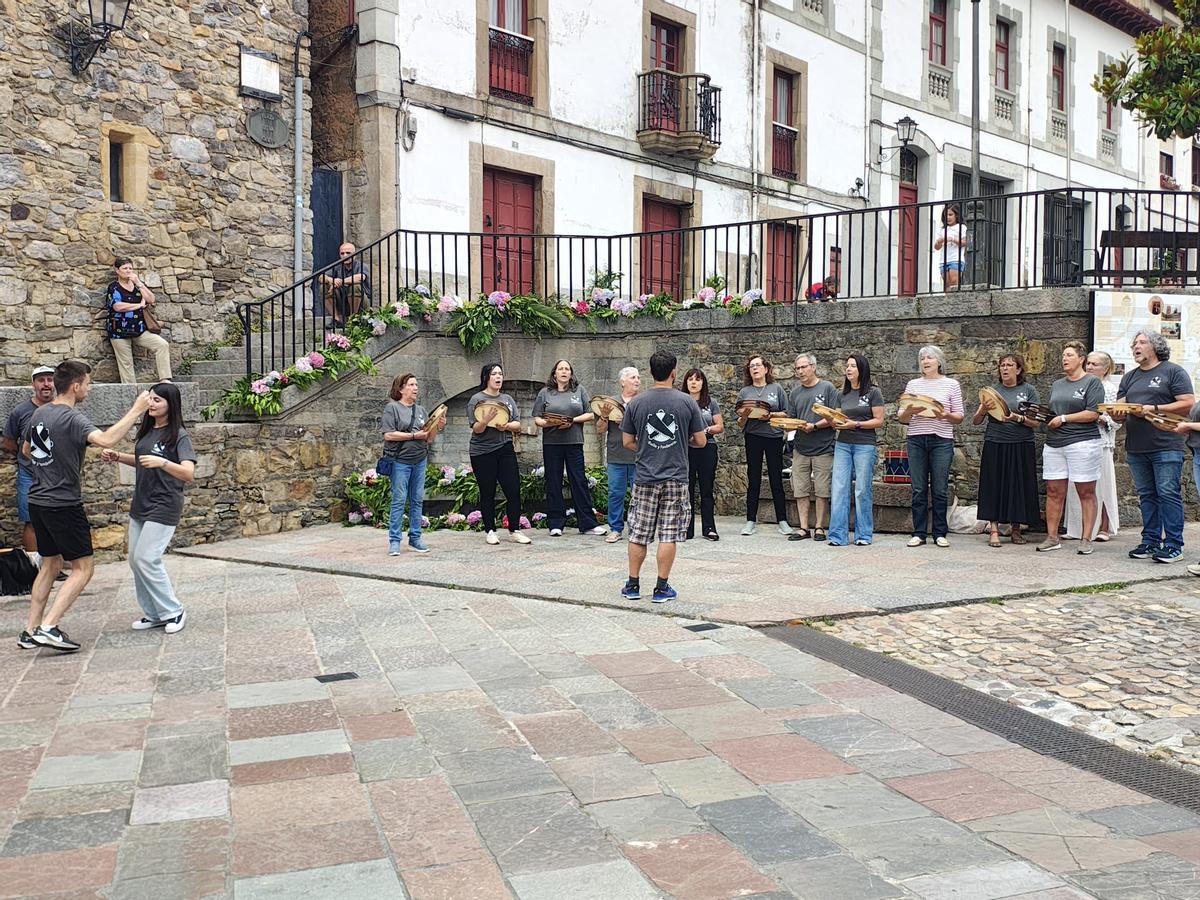 El enramado de la fuente de La Campa por San Juan en Salas, en imágenes