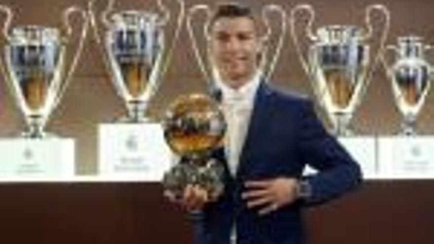 Cristiano Ronaldo somriu amb la Pilota d&#039;Or a la Sala de Juntes del Santiago Bernabeu.