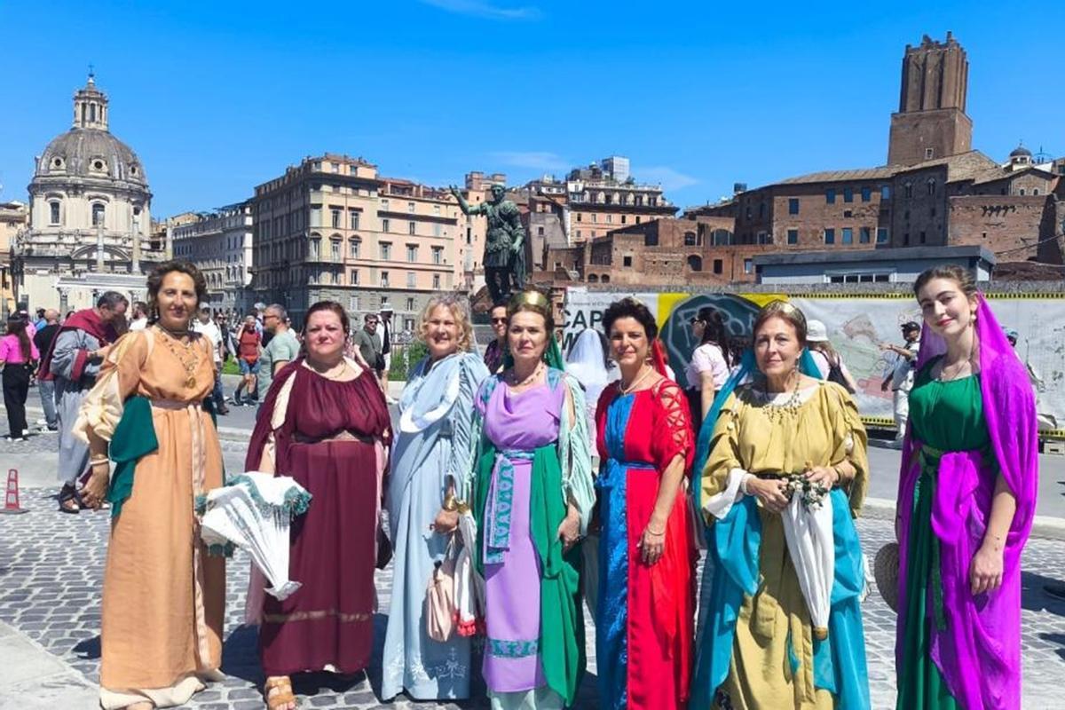 Integrantes de Ara Concordiae posan en Roma durante el Natale di Roma 2026, donde Avgvsta Emerita ha vuelto a mostrar su legado histórico con indumentaria inspirada en la antigua ciudad romana.