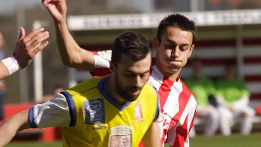 Pedro Díaz, del Sporting B, presiona a Juanín.