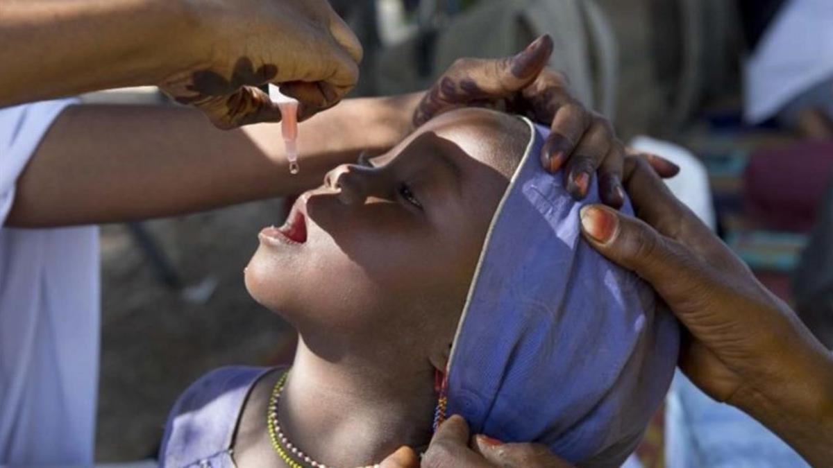Vacunación a niños en África.