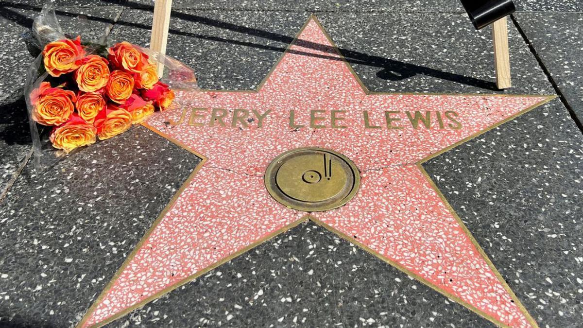 Flores en la estrella del músico en el paseo de la fama de Hollywood, ayer.   | // REUTERS