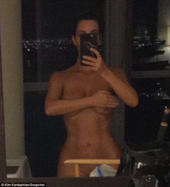 Kim Kardashian vuelve a desnudarse y esta vez tiene una razón