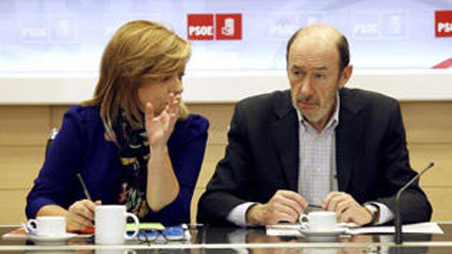 Alfredo Pérez Rubalcaba junto a Elena Valenciano