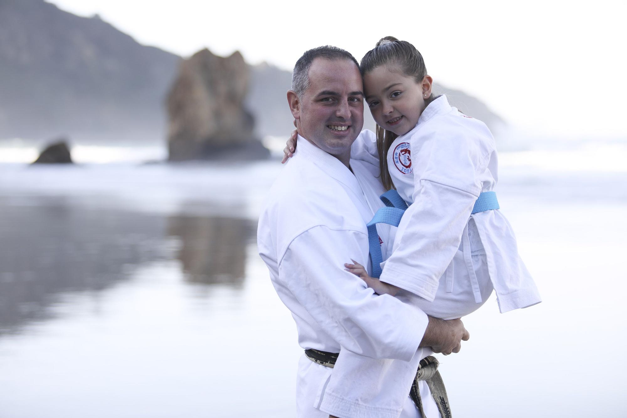 Joel y Chloe, en la playa de Aguilar