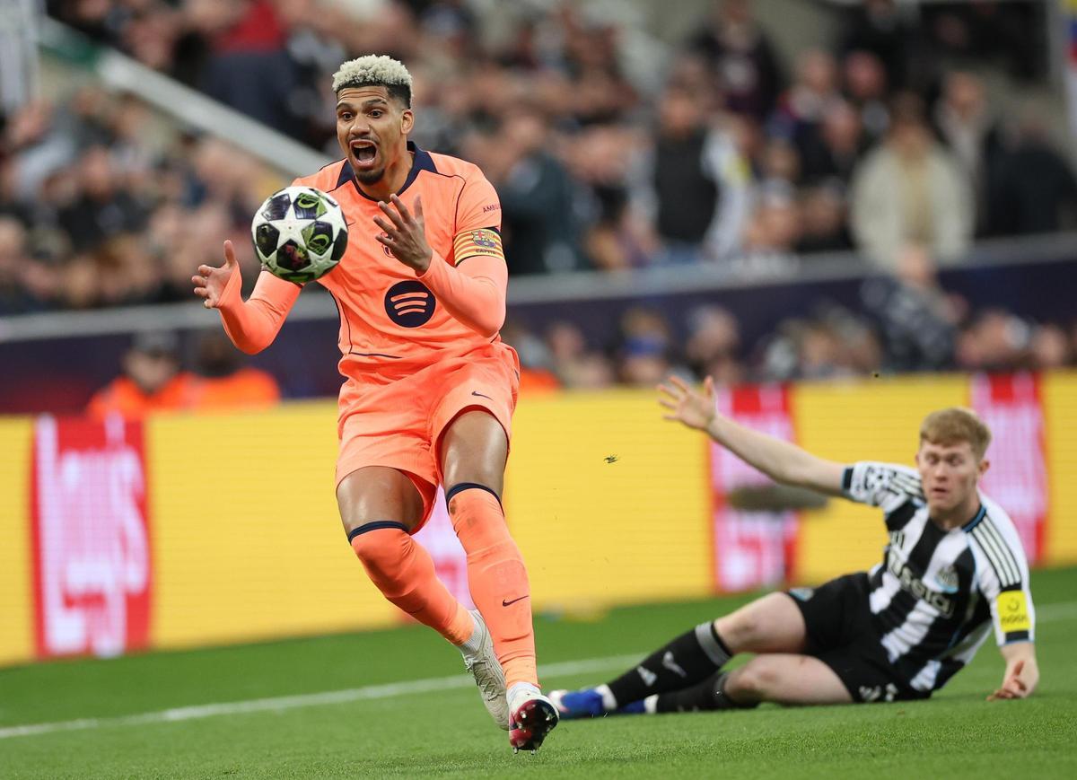 Ronald Araujo, durante el empate del Barça ante el Newcastle en Saint James' Park.