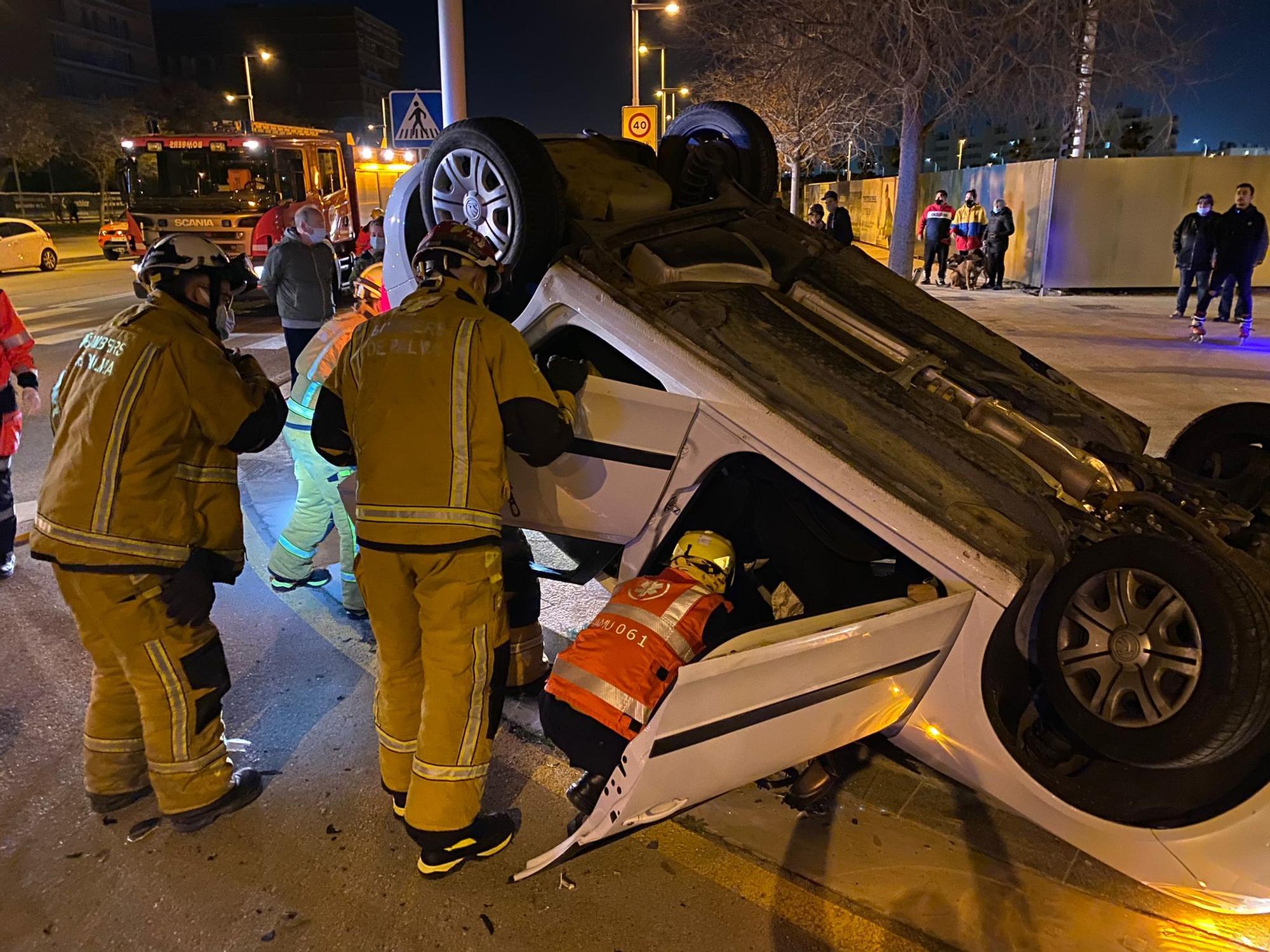 Aparatoso accidente en Palma: se estrellan contra un coche y se dan a la fuga