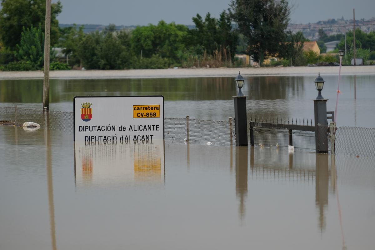 El agua alcanzó más de metro y medio de altura en algunas zonas de la planicie de la Vega Baja