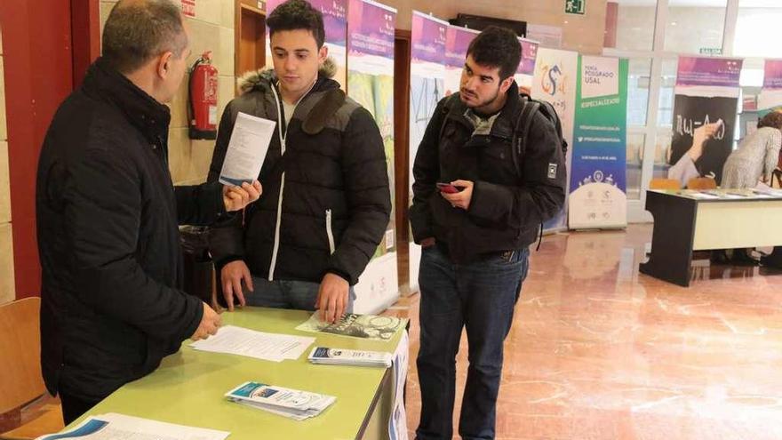 Dos alumnos se interesan por uno de los títulos propios que imparte la Escuela Politécnica.