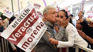 El candidato del partido Morena a las presidenciales de México, Andrés Manuel López Obrador, en un acto político en la localidad de Medellín, a las afueras de la ciudad de Veracruz.