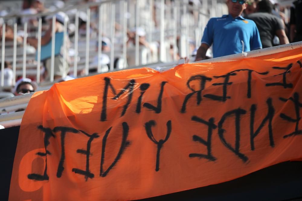Pancartas contra Peter Lim en Mestalla