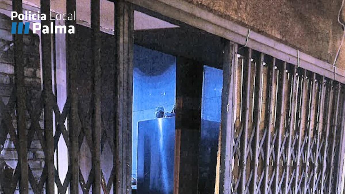 Vivienda forzada por el ladrón para robar en el interior y cargarlo en un coche.